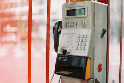 すべての電話会社は電話での会話を録音するための許可を必要としますか